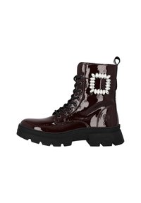 Botas de combate de charol burdeos con suela de goma negra, cordones en la parte delantera y gemas decorativas de imitación en el lateral. Presenta una lengüeta en la parte posterior.