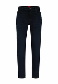 Pantalones vaqueros de mezclilla azul oscuro con un diseño ajustado, estilo de cinco bolsillos y corte recto. El material es suave con un desgaste mínimo.