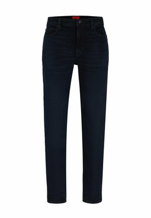 Sötétkék farmernadrág, slim fit szabással, öt zsebes stílussal és egyenes lábvonallal. Az anyag sima, minimális kopással.