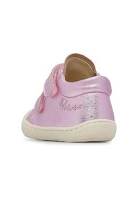 Scarpa per bambini in pelle rosa con una strap in velcro, punta arrotondata e suola testurizzata. Presenta cuciture e un logo impresso sul lato.