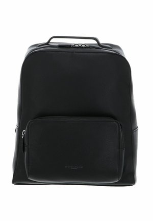 Sac à dos en cuir noir avec une surface texturée, doté d'une poche zippée à l'avant et d'une poignée supérieure. Branding minimal en bas.