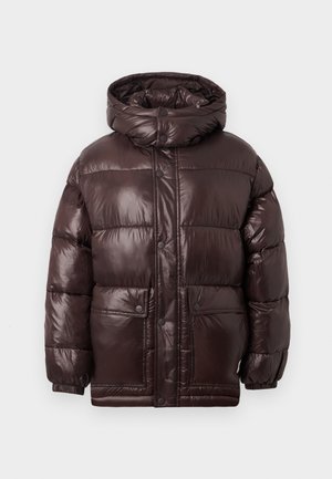 Chaqueta acolchada marrón con un acabado brillante, cuello alto, botones a presión y dos bolsillos frontales. Cuenta con capucha y puños elásticos.