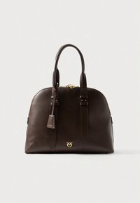 Bruine leren handtas met afgerond ontwerp, dubbele handvatten, gouden logo-accent aan de voorkant en een ritssluiting aan de bovenkant.