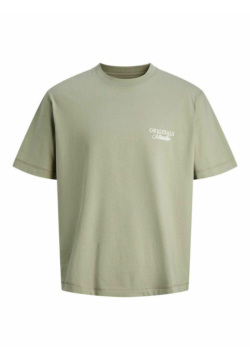 Ανοιχτό πράσινο βαμβακερό μπλουζάκι με κοντά μανίκια, στρογγυλή λαιμόκοψη και λευκό κείμενο "ORIGINALS" εκτυπωμένο στο αριστερό στήθος. Ευθεία γραμμή.