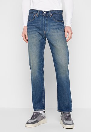 Jeans in denim blu scuro con taglio dritto, dettagli di leggera scoloritura, design a cinque tasche, chiusura con bottone metallico e accenti di cucitura.