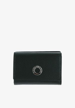 Portefeuille en cuir noir texturé avec un accent circulaire en argent portant le nom de la marque, design pliable et bords surpiqués.