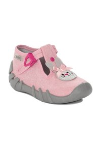 Różowy materiałowy but z motywem króliczka, wyposażony w szarą gumową podeszwę, regulowany pasek oraz ozdobne elementy takie jak uszy i kokardka.