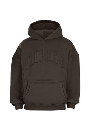 Dunkelbrauner Hoodie mit vorderer Kängurutasche und erhabenem, gesticktem Text "drop size" in gotischer Schrift über der Brust.