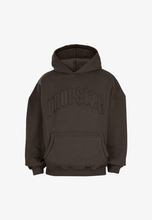 Tumepruun kapuutsiga meeste särk, mille ees on eesmine tasku ja tõstetud tikandiga tekst "drop size" gooti stiilis fonti rinna peal.