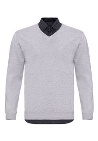 Pull gris clair à col en V porté sur une chemise boutonnée gris foncé avec col, présenté sur un fond blanc.