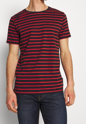 Koszulka z krótkim rękawem w kolorze navy z czerwonymi poziomymi paskami. Okrągły dekolt, miękka bawełniana faktura, luźny krój, metka widoczna na bocznej szwie.