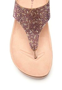 Tongs ornées avec un entre-doigt transparent, des strass violets et transparents scintillants, et une semelle beige douce à la texture lisse.