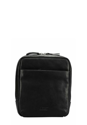 Busta quadrata in pelle nera con tasca frontale e chiusura a zip superiore, design semplice con logo discreto in rilievo sul davanti.