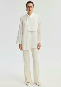 Touché Privé ASYMMETRIC WITH PLEAT DETAIL - Blúzka so zapínaním na gombíky - ecru