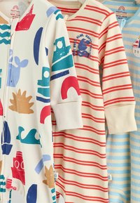 Trois grenouillères pour bébés : l'une avec des imprimés colorés d'animaux et de bateaux, une autre avec des rayures rouge et crème, et un design à rayures bleues. Coton doux.