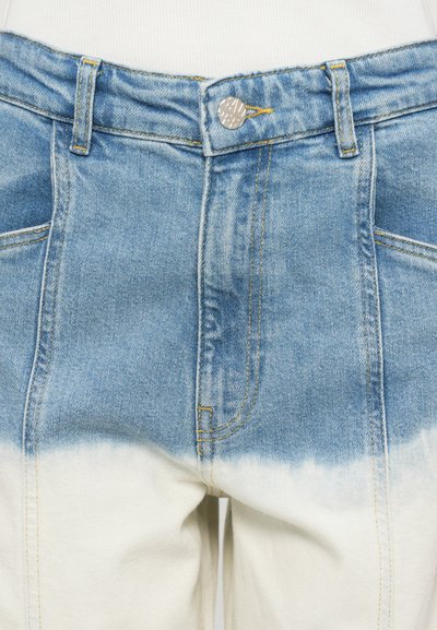 Denim hlače z zbledelim modrim dizajnom, ki prehaja v belo. Vključujejo zapiranje na gumb, več žepov in rumene šive.