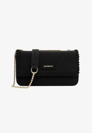Bolso de mano negro hecho de material suave, con cadena, costuras decorativas y una placa de la marca con herrajes dorados.