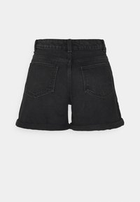 Černé džínové šortky s ohrnutým lemem, pěti kapsami a vypasovaným střihem. Látka má mírně texturovaný povrch.