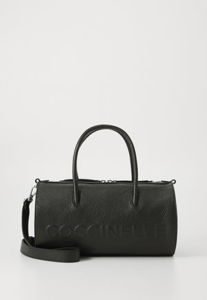 Czarna torebka skórzana o fakturze, z dwoma uchwytami u góry, odpinanym paskiem na ramię oraz wytłoczonym logo "Coccinelle" z przodu.