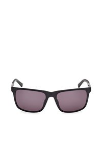 Mustat suorakulmaiset aurinkolasit tummilla linsseillä, joissa on mattapintainen pinta ja hopeiset yksityiskohdat nenäpinnoilla. Yksinkertainen, moderni muotoilu.