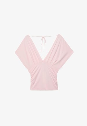 Lyserød bluse med vide ærmer, dyb V-udskæring foran og bagpå samt bindelukning øverst på ryggen.