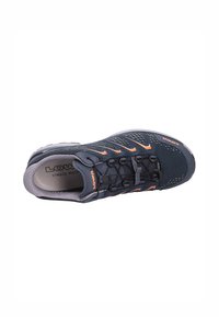 Marine hardloopschoenen met zwarte veters, oranje accenten en een ademend mesh bovenwerk. Voorzien van een gewatteerde zool en een gestructureerd gripoppervlak.