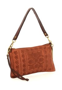 Borsa a tracolla in pelle marrone con motivo floreale in rilievo, accessori in oro e tracolla staccabile di colore marrone scuro.