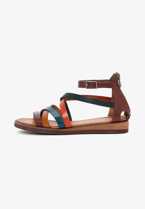 Sandale plate en cuir marron avec des brides multicolores, boucle à la cheville, fermeture éclair au talon et semelle coussinée.