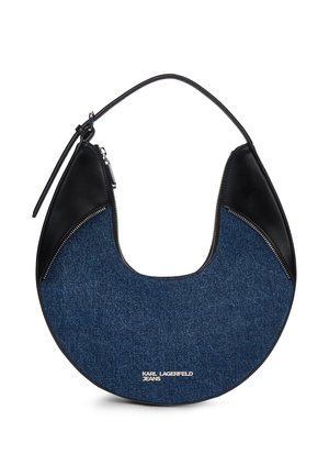 Guľatá kabelka s modrým denimovým telom, čiernymi koženými detailmi, horným zipsom, jednou rukoväťou a strieborným logom "Karl Lagerfeld Jeans" na prednej strane.