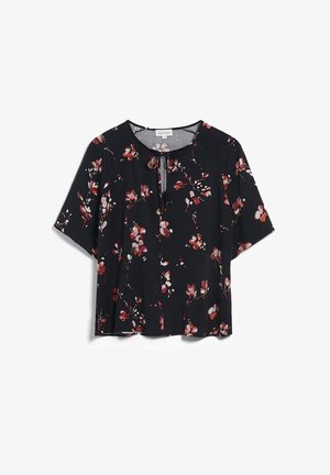 Mustapaita, jossa on lyhyet hihat ja punaisia sekä vaaleanpunaisia kukkia painettuna. Ominaisuuksiin kuuluu avokäytäväkaula-aukko, joka on sidottu, sekä rento istuvuus.