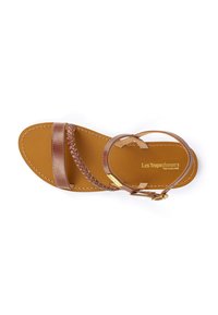 Sandale en cuir marron avec deux brides et un design tressé. Comprend une boucle en ton doré et une semelle beige, avec une inscription de marque.