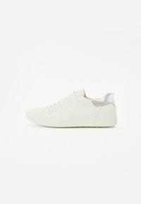 Sneaker bianco in pelle con una texture liscia, design con lacci e un accento argento sul tallone. Suola imbottita per il comfort.