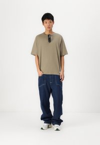 Abercrombie & Fitch PREMIUM CREW JOCKTAG - Jednoduché tričko - mermaid