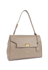 Sac à main en cuir beige avec une fermeture à rabat, quincaillerie dorée, bandoulière ajustable et un logo sur le devant. Texture lisse.