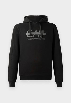 Svart hettegenser med et fremtredende grått grafisk logo "EA7 Emporio Armani." Laget av myk stoff med lange ermer og en avslappet passform.