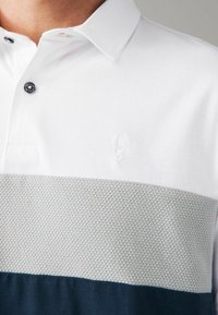 Next CHEST BLOCK STANDARD - Pikeepaita - grey white
