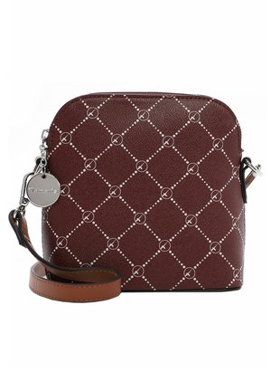 Brun crossbody taske med hvidt prikket diamantmønster, sølv lynlås, rundt metal logo vedhæng og justerbar læderrem.