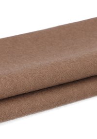 Brązowa tkanina filcowa starannie złożona, eksponująca swoją miękką teksturę i równą powierzchnię, o jednolitym kolorze i delikatnym połysku.