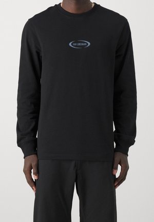 Sort langærmet sweatshirt lavet af bomuld med rund halsudskæring. Centralt placeret logo med blå tekst inden for en oval omrids.