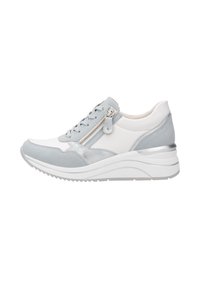 Hellblaue und weiße Sportschuhe mit einer strukturierten Oberseite, Schnürdesign, seitlichem Reißverschluss und einer klobigen, kontrastierenden weißen Sohle.