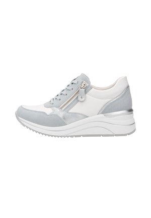 Hellblaue und weiße Sportschuhe mit einer strukturierten Oberseite, Schnürdesign, seitlichem Reißverschluss und einer klobigen, kontrastierenden weißen Sohle.