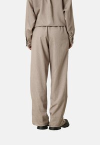 American Vintage OKYROW - Auduma bikses - castor raye