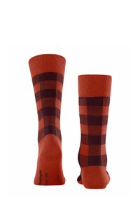 Rot und dunkelviolett kariertes Sockenpaar mit geripptem Bündchen, hergestellt aus weichem Strickmaterial und mit verstärkter Ferse und Spitze.