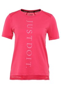 Rosa tränings t-shirt med "JUST DO IT." tryckt vertikalt i vitt. Korta ärmar, rund halsringning och en något längre bakre slits.