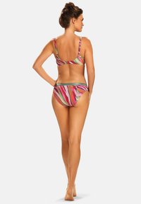 Kolorowy bikini o wzorach z poziomymi paskami w kolorze różowym, zielonym i pomarańczowym. Średnio zakrywające majtki i regulowane ramiączka na górze.