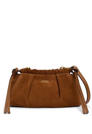 Braune Wildleder-Handtasche mit gerafftem oberen Rand und dünnem Leder-Schulterriemen, vorne mit kleinem goldenen Tommy Hilfiger-Logo.