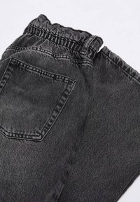 Jogger in denim nero con vita elasticizzata, dotati di una sola tasca sul retro e di una finitura morbida e testurizzata.