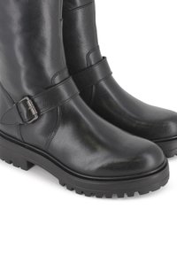 Botas de cuero negro hasta media pantorrilla con acabado suave, que cuentan con una correa ancha y detalle de hebilla, y suelas de goma resistentes para tracción.