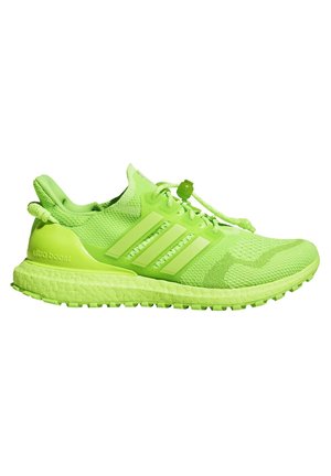 Chaussure de course Adidas UltraBoost vert vif avec tige en maille, cage de maintien, semelle amortie et lacets ajustables sur fond blanc.