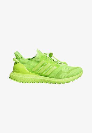 Chaussure de course Adidas UltraBoost vert vif avec tige en maille, cage de maintien, semelle amortie et lacets ajustables sur fond blanc.